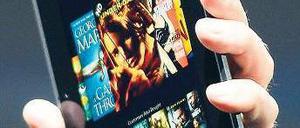 Noch nicht ganz oben. Immer mehr Deutsche lesen Bücher auch elektronisch. Trotzdem bleibt das Geschäft mit E-Books insgesamt hinter den Erwartungen zurück. Foto: AFP