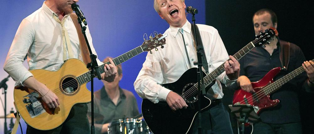 Tom Buhrow spielt zusammen mit Duncan Townsend Gitarre.