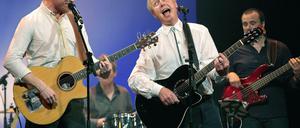Tom Buhrow spielt zusammen mit Duncan Townsend Gitarre.