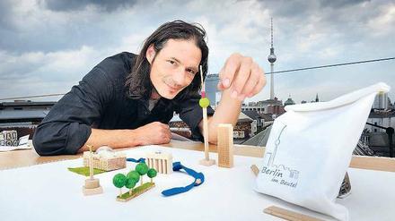 Original und Nachbau. Lorenz Huber wehrt sich gegen „Plastiknippes Made in China“. Sein „Berlin im Beutel“ wird in den Via Behindertenwerkstätten in Berlin