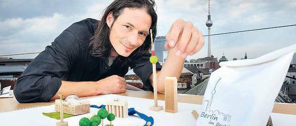 Original und Nachbau. Lorenz Huber wehrt sich gegen „Plastiknippes Made in China“. Sein „Berlin im Beutel“ wird in den Via Behindertenwerkstätten in Berlin