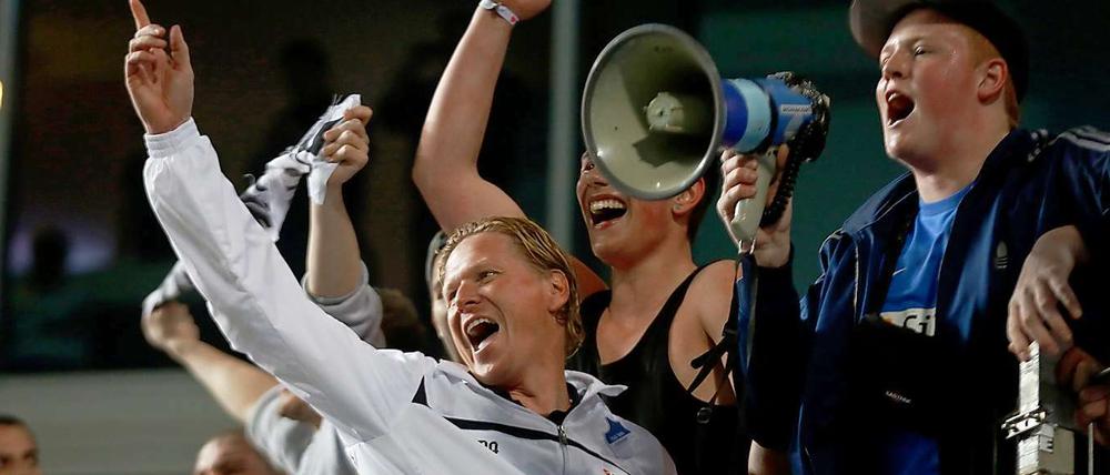 Der Lautsprecher. Trainer Gisdol (vorn) feierte in Kaiserslautern mit den Fans.