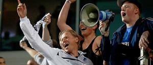 Der Lautsprecher. Trainer Gisdol (vorn) feierte in Kaiserslautern mit den Fans.