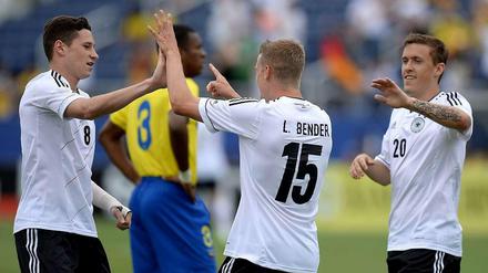Am Anfang lief es noch bestens - unter anderem durch zwei Treffer des Leverkuseners Lars Bender (mitte), hier beglückwünscht von Julian Draxler (l.) und Max Kruse.