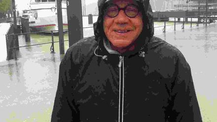 Wie steht's um uns Deutsche in Europa? Helmut Schümann umrundet unser Land - wenn's sein muss auch mit Regencape.