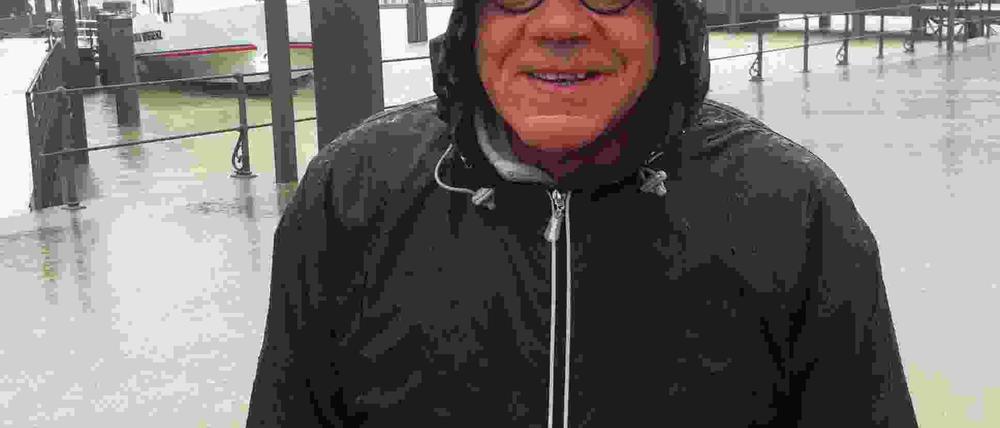 Wie steht's um uns Deutsche in Europa? Helmut Schümann umrundet unser Land - wenn's sein muss auch mit Regencape.