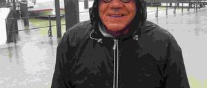 Wie steht's um uns Deutsche in Europa? Helmut Schümann umrundet unser Land - wenn's sein muss auch mit Regencape.