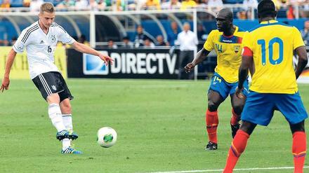 Fleißig in Florida. Deutschlands Lars Bender erzielt gegen Ecuador das 4:0 – zu diesem Zeitpunkt sind erst 24 Minuten gespielt. Foto: dpa