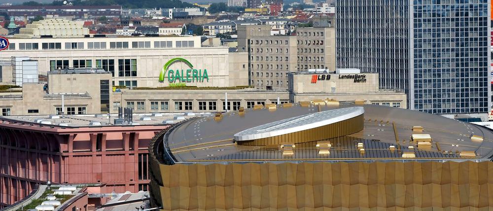 Eine Frage der Ästhetik: Galeria Kaufhof und der nebenstehende Shoppingtempel Alexa in der Berliner Stadtmitte am Alexanderplatz.
