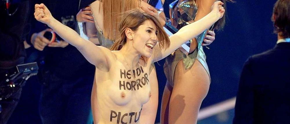 „Ich habe gerade Busen vor mir gesehen“, sagte Heidi am Donnerstagabend beim Finale von „Germany's next Topmodel“. „Ausgerechnet in diesem Moment.“ Damit meinte sie wohl die Aktivistinnen von Femen, die während der Show die Bühnen stürmten. "Heidi Horror Picture Show" war auf die Brust einer Aktivistin geschrieben.