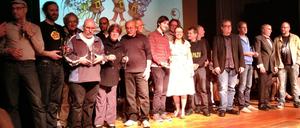 Bunte Mischung: Die Preisträgerinnen und Preisträger samt Festivalveranstaltern auf der Bühne.