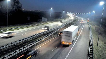 Helle Idee. Eine futuristische Version von Energy Harvesting: Druckänderungen, die Fahrzeuge im Asphalt erzeugen, sollen genutzt werden, um Strom für Straßenlampen zu erzeugen. Bisher ist diese Anwendung aber noch zu teuer. 