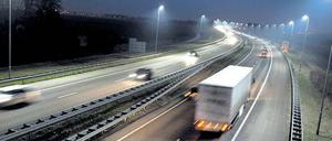 Helle Idee. Eine futuristische Version von Energy Harvesting: Druckänderungen, die Fahrzeuge im Asphalt erzeugen, sollen genutzt werden, um Strom für Straßenlampen zu erzeugen. Bisher ist diese Anwendung aber noch zu teuer.