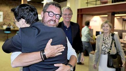 Offenherzig: "Bild"-Chef Kai Diekmann weiß sich zu inszenieren, digital wie analog. Hier umarmt ihn Wirtschaftsminister Philipp Rösler (FDP) bei einem der vielen Politikerbesuche bei Springers in Silicon Valley. Auch aus dem Foto wurde unausweichlich Kult im Netz.