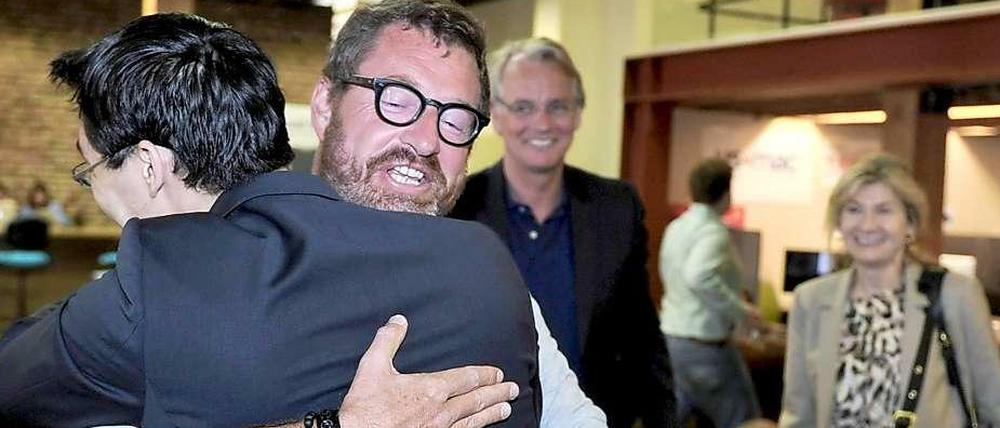 Offenherzig: "Bild"-Chef Kai Diekmann weiß sich zu inszenieren, digital wie analog. Hier umarmt ihn Wirtschaftsminister Philipp Rösler (FDP) bei einem der vielen Politikerbesuche bei Springers in Silicon Valley. Auch aus dem Foto wurde unausweichlich Kult im Netz.