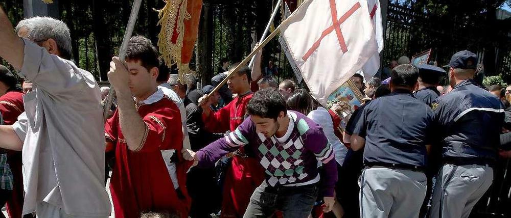 Angreifer attackieren homosexuelle Demonstranten.