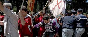 Angreifer attackieren homosexuelle Demonstranten.