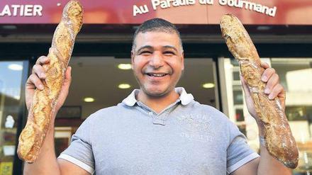 Jubeln: Der gebürtige Tunesier Ridha Khadher vor seiner Bäckerei in Paris.