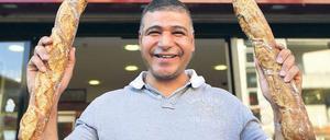 Jubeln: Der gebürtige Tunesier Ridha Khadher vor seiner Bäckerei in Paris.