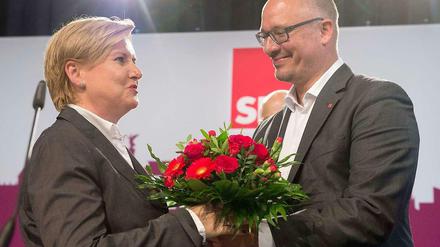 Eva Högl bekommt Blumenstrauß von SPD-Landeschef Jan Stöß