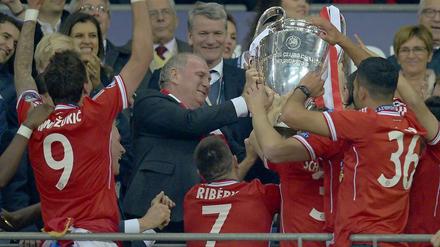 Jetzt nimm schon. Uli Hoeneß musste von den Spielern regelrecht gedrängt werden.