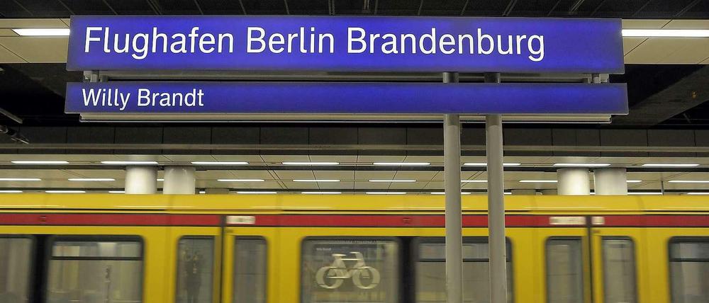 Wenn es nach Mehdorn ginge, würden im unterirdischen Flughafenbahnhof bald Züge mit Passagieren halten.