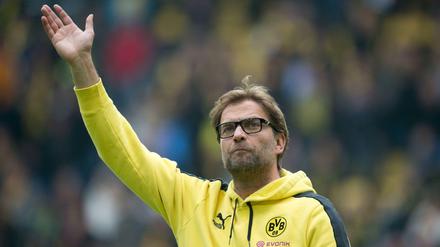 Trainer Jürgen Klopp jubelt den Fans von Borussia Dortmund zu.