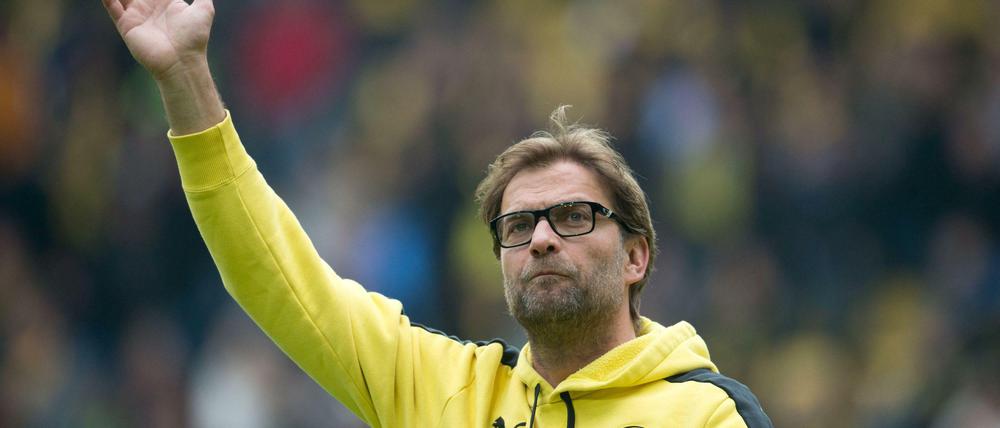 Trainer Jürgen Klopp jubelt den Fans von Borussia Dortmund zu.