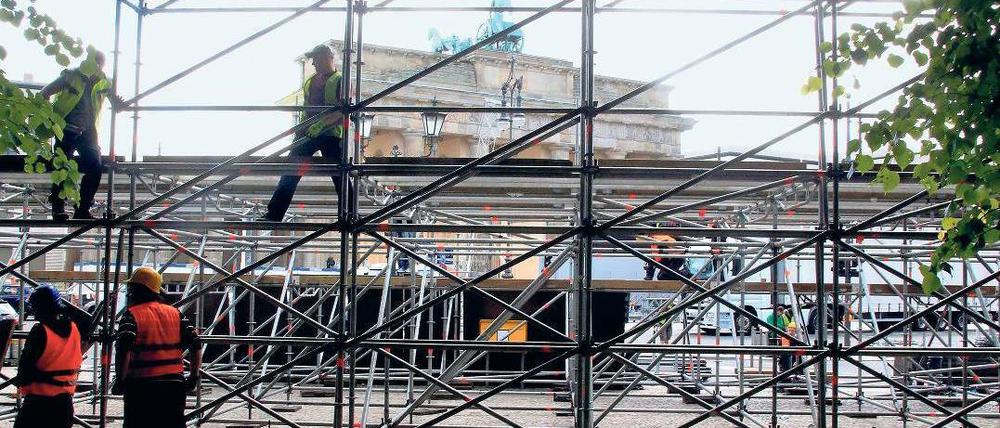 Derzeit werden die Tribünen für die Fanmeile im Tiergarten zusammengeschraubt. Noch bis Sonntagmittag ist die Straße des 17. Juni für Autos gesperrt. 