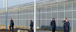 Justizvollzugsbeamte stehen auf dem Gelände des neuen Gefängnisses Heidering bei Großbeeren in Brandenburg. Der sechs Meter hohe Doppel-Metallzaun hatte fehlerhaft Alarm geschlagen. 