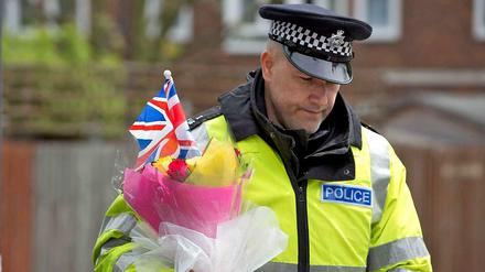 Ein Londoner Polizeibeamter trauert um den erschossenen Soldaten.