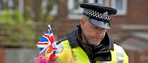 Ein Londoner Polizeibeamter trauert um den erschossenen Soldaten.