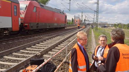 Nördlich des Berliner Hauptbahnhofes sind am Montag eine Lok und zwei Waggons entgleist. Zum Glück war der Reisezug leer.