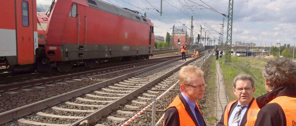 Nördlich des Berliner Hauptbahnhofes sind am Montag eine Lok und zwei Waggons entgleist. Zum Glück war der Reisezug leer.