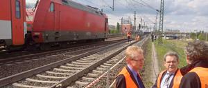 Nördlich des Berliner Hauptbahnhofes sind am Montag eine Lok und zwei Waggons entgleist. Zum Glück war der Reisezug leer.