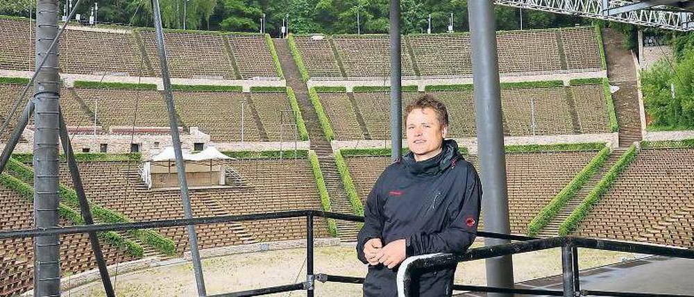 Steve Thiede, Techniker der Waldbühne, überwacht die Wartungsarbeiten.