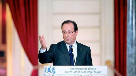 Frankreichs Präsident Hollande antwortet auf Journalistenfragen