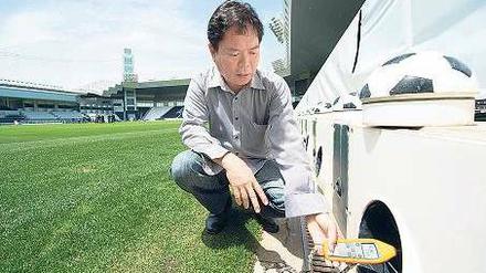 Wirklich cool? Ein Ingenieur überprüft eine Düse der Pilot-Rasen-Klimaanlage im Stadion des katarischen Rekordmeisters Al-Sadd aus Doha.