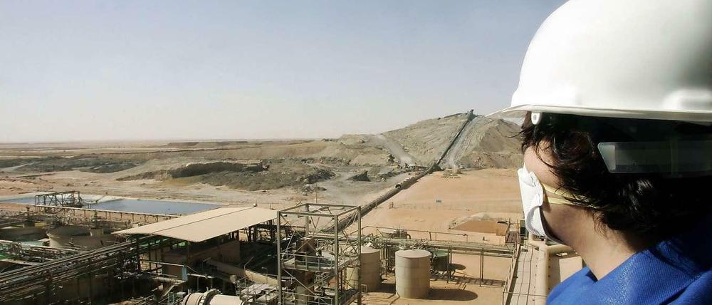 Blick auf die Uranfabrik in Arlit. Die Halden im Hintergrund sind aufgehäuftes Abfallmaterial aus dem Uranabbau. In der Fabrik selbst wird Uranoxid hergestellt, das Ausgangsmaterial für die Produktion von Brennelementen für Atomkraftwerke.