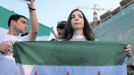 Demonstration in Beirut. Libanesen und Syrer protestieren dagegen, dass der bewaffnete Arm der Hisbollah mit immer mehr Kämpfern die Truppen von Machthaber Baschar al Assad unterstützt. Foto: Anwar Amro/AFP