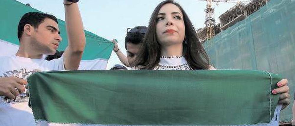 Demonstration in Beirut. Libanesen und Syrer protestieren dagegen, dass der bewaffnete Arm der Hisbollah mit immer mehr Kämpfern die Truppen von Machthaber Baschar al Assad unterstützt. Foto: Anwar Amro/AFP