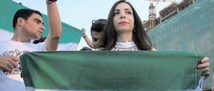 Demonstration in Beirut. Libanesen und Syrer protestieren dagegen, dass der bewaffnete Arm der Hisbollah mit immer mehr Kämpfern die Truppen von Machthaber Baschar al Assad unterstützt. Foto: Anwar Amro/AFP