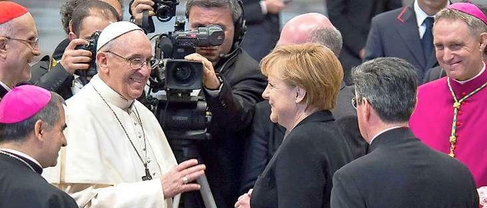 Papst Franziskus begrüßt die Bundeskanzlerin bei seiner Amtseinführung in Rom. 