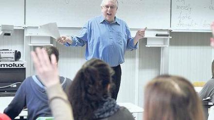 Da freut sich der Lehrer. Und die Schüler hoffentlich auch: Wenn Lehrer gut führen können, wissen die Schüler, woran sie sind, und es wird weniger Zeit mit Störungen, Ermahnungen und Gebrüll vertan. 