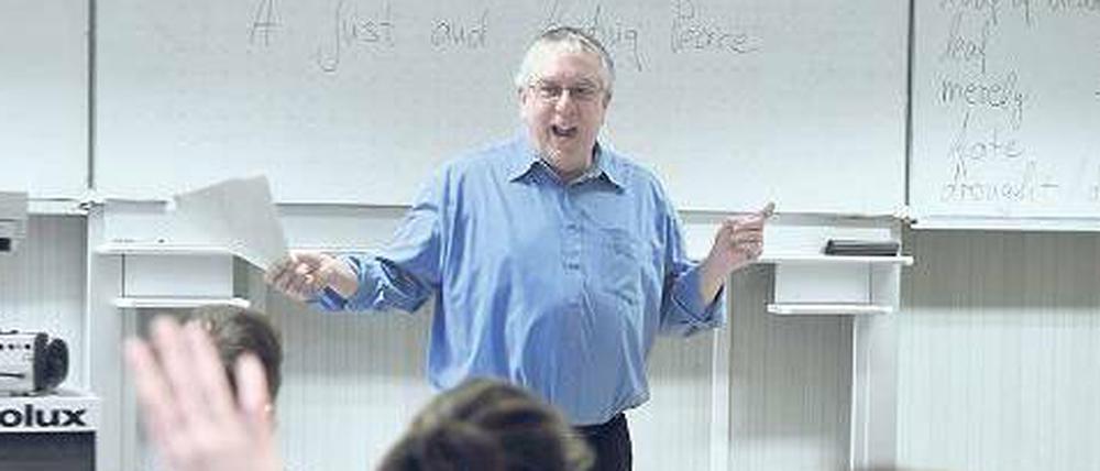 Da freut sich der Lehrer. Und die Schüler hoffentlich auch: Wenn Lehrer gut führen können, wissen die Schüler, woran sie sind, und es wird weniger Zeit mit Störungen, Ermahnungen und Gebrüll vertan.