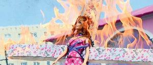 Gegner der vollbusigen Puppe nutzten die Eröffnung des Barbie-Hauses für flammenden Protest.