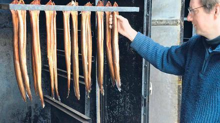 Frisch aus dem Rauch. Jürgen Oetken und seine Familie sind die letzten Berufsfischer am Zwischenahner Meer.