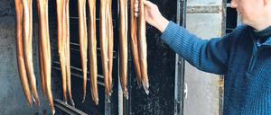 Frisch aus dem Rauch. Jürgen Oetken und seine Familie sind die letzten Berufsfischer am Zwischenahner Meer.