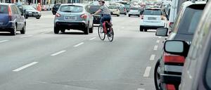 Gegen den Strom. Selbstversuch auf dem Kaiserdamm: Unser Autor will sich mit dem Fahrrad zum Linksabbiegen in die Schloßstraße einordnen. Das ist erlaubt, könnte aber gefährlich werden für alle, die nicht sehr routiniert im Sattel sitzen. Weitere Fotos von der Probe-Tour finden Sie unter: www.tagesspiegel.de/berlin Fotos: Doris Spiekermann-Klaas
