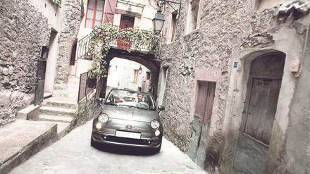 In fremden Gassen. Ist das Fahren mit einem Mietwagen eher unkompliziert, birgt das Ausleihen doch seine Tücken.